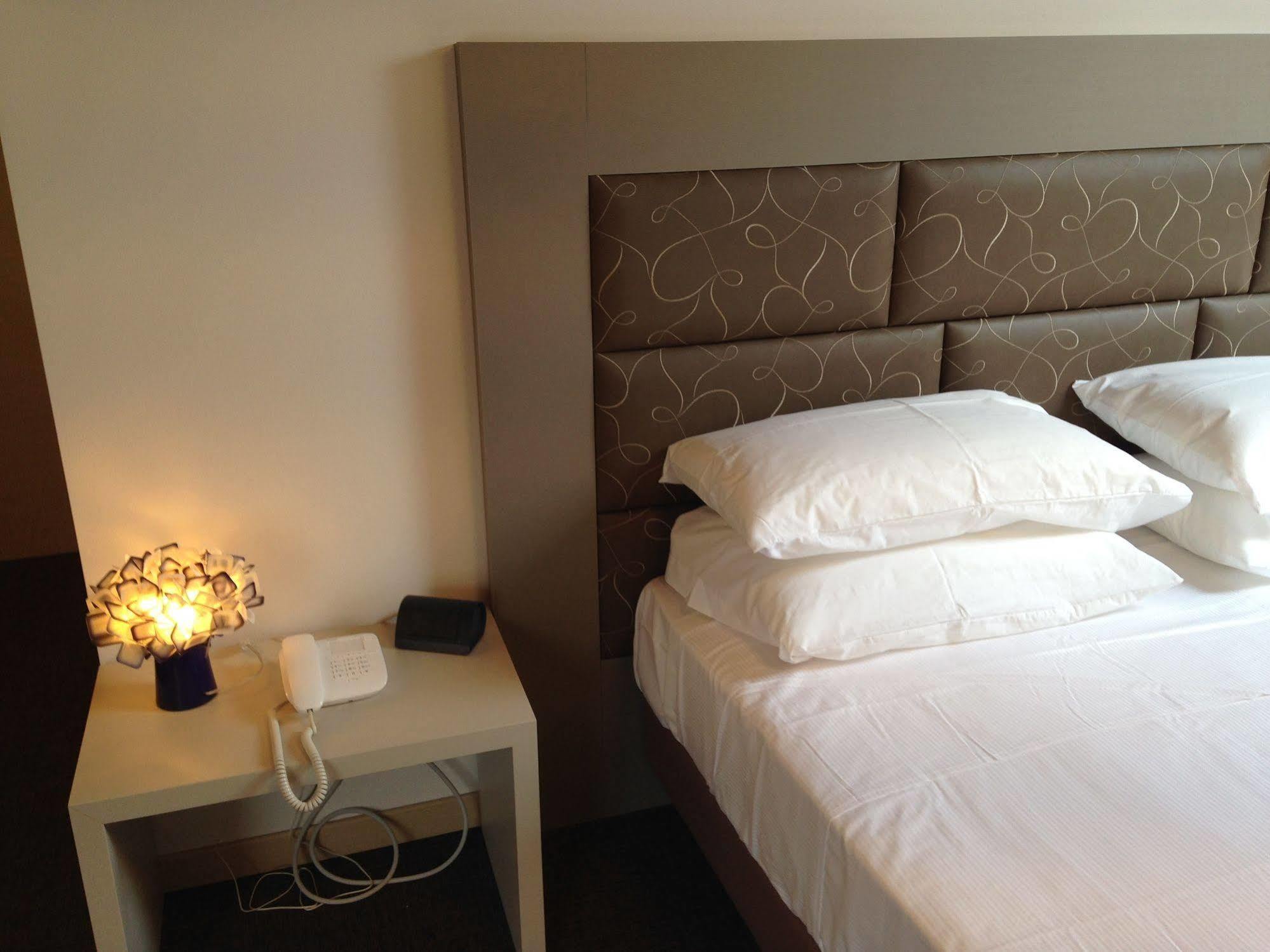 Hotel Don Abbondio Lecco Kültér fotó