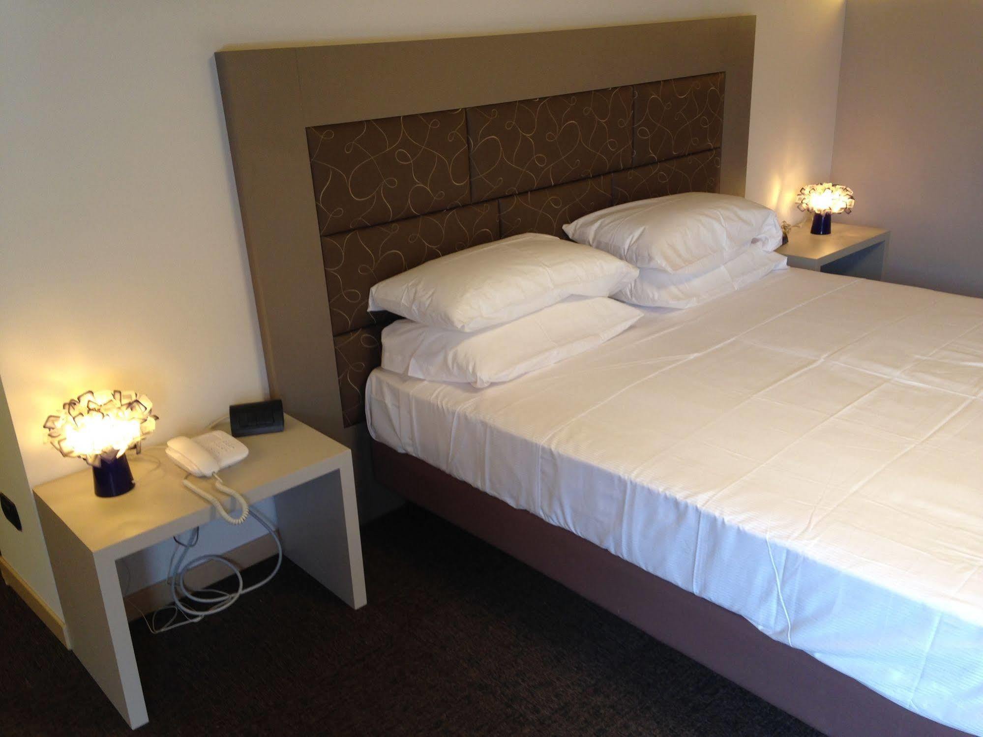 Hotel Don Abbondio Lecco Kültér fotó