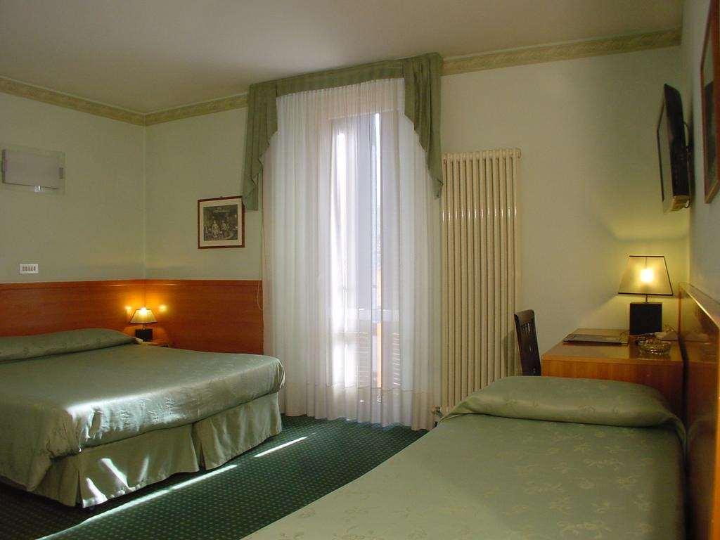 Hotel Don Abbondio Lecco Szoba fotó