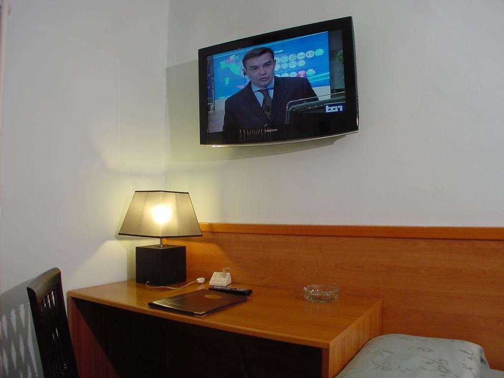 Hotel Don Abbondio Lecco Szoba fotó