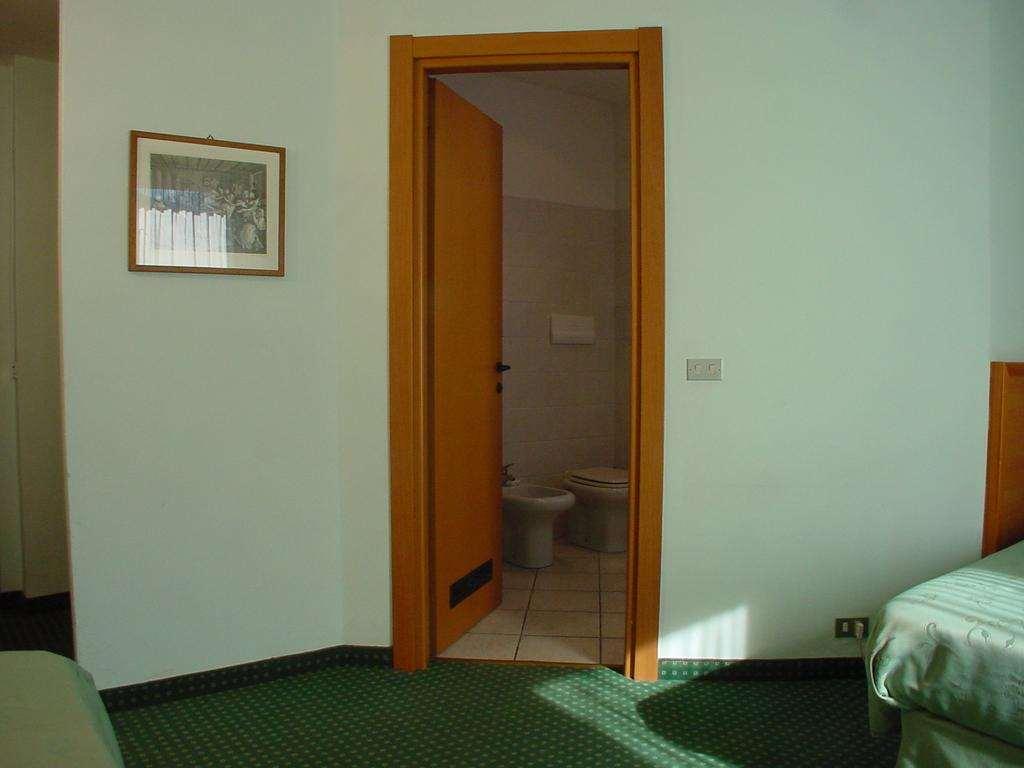 Hotel Don Abbondio Lecco Szoba fotó